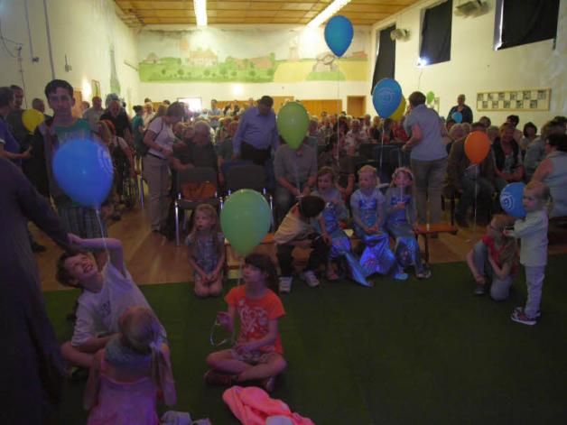 Festivalstimmung im Grebbiner Gemeindezentrum: Das Publikum sammelt sich Festivalstimmung im Grebbiner Gemeindezentrum: Das Publikum sammelt sich