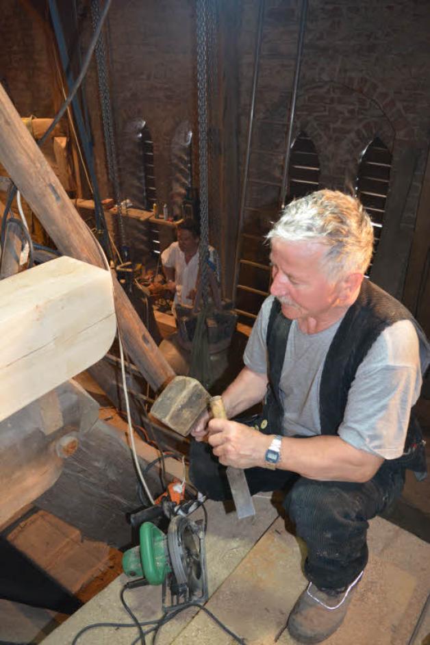 Zimmermann Dietmar Jeske baute gestern noch an den neuen Jochen, die die Glockenlager aufnehmen.