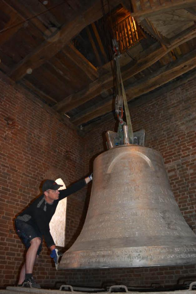 Präzisionsarbeit mit 3,3 Tonnen am Haken: Glockenmonteur Uwe Griwahn tariert das Geläut aus, damit es ohne zu pendeln hoch in die Glockenstube gezogen werden kann. 