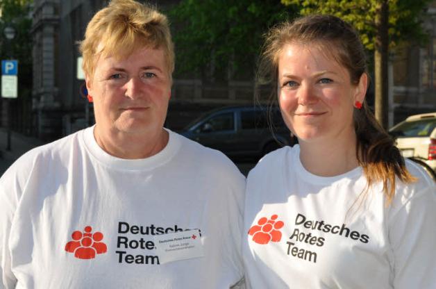 Froh,den Rostockern in vielen Bereichen helfen zu können: Sabine Junge (l.) und Stefanie Kasch.