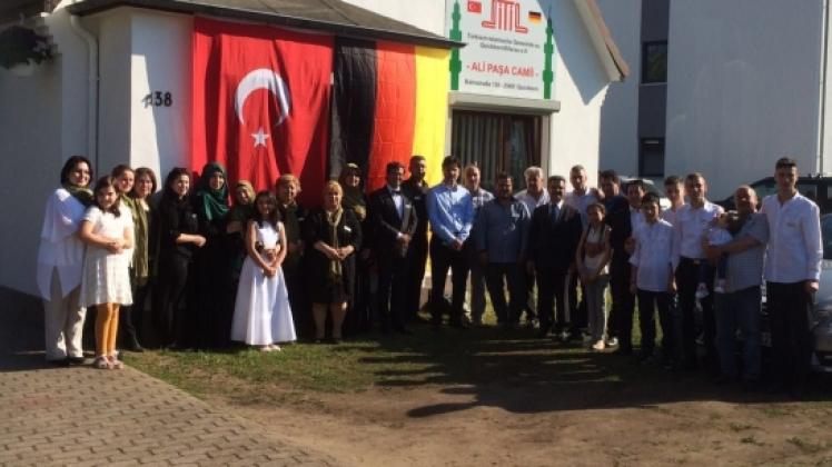 Die Gemeinde hisste die deutsche und die türkische Flagge.  