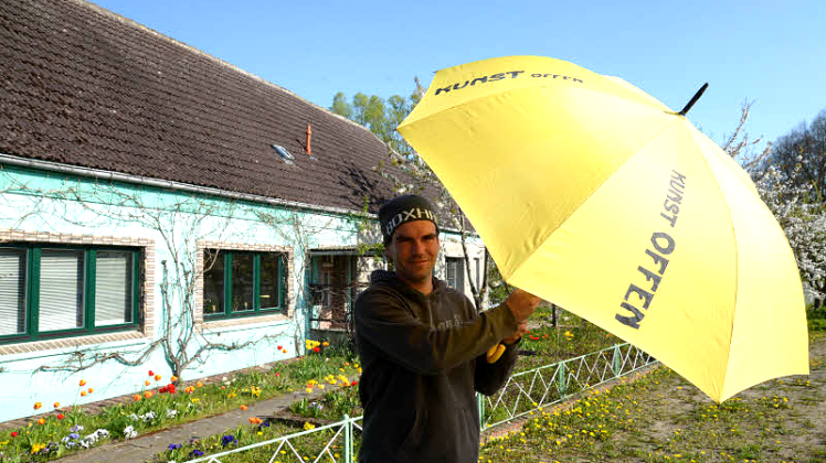 Vereinsvorsitzender Maik Kindler hat das Markenzeichen von „Kunst offen“ vor dem Fischerhaus aufgespannt. Fotos: Wolfried Pätzold 