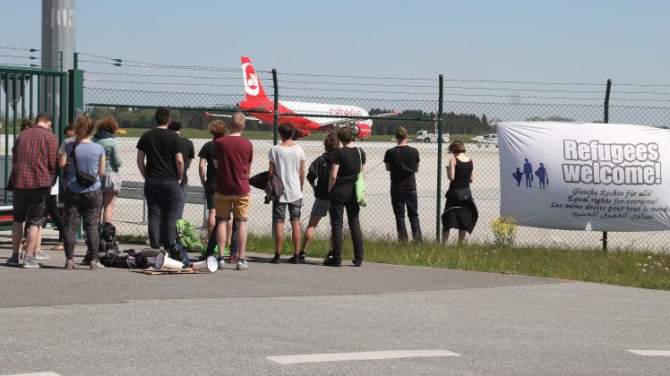 Knapp 100 Flüchtlinge wurden am Dienstag von Rostock-Laage aus in ihre Heimatländer Albanien, Serbien oder Mazedonien zurückgebracht werden. Weitere sollen folgen. Die Abschiebung blieb nicht ohne Protest.