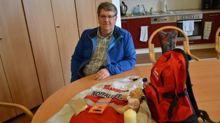 Scott Dingle arbeitet ehrenamtlich als Notfallseelsorger. Zu seiner Ausrüstung gehört neben einer Jacke ein Rucksack mit Kerze, Kuscheltier und Kinderspielzeug.  