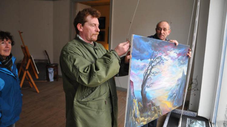 Frank Chlouba (links) und Kunsthaus-Leiter Karl-Werner Zießnitz bestücken die Schauflächen des Kunsthauses Bützow. Neben der Ausstellung in der Wassermühle sind weitere Werke Chloubas in Bützow zu besichtigen.  
