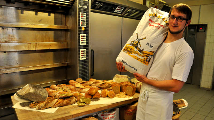 Plaus junger Bäckermeister Hannes Behrens führt das Familienunternehmen in achter Generation. Er setzt bei seinen Produkten auf die Ursprünglichkeit und Tradition des Bäckerhandwerks – fern von Fertigmehl und Einheitsmischungen.  