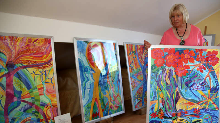 Ursula Banse zeigt am Pfingstwochenende in Eickhof zu „Kunst Offen“ ihre farbenfrohen Bilder.  