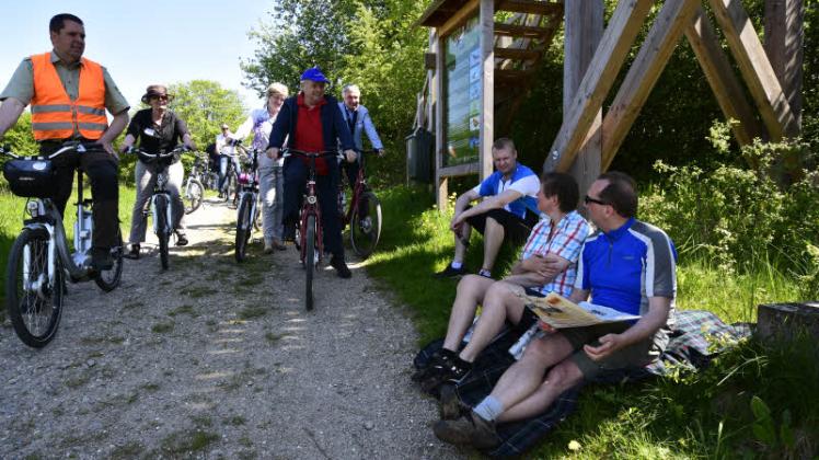 Radtour in die Kneeser Niederung: Till Backhaus (M.) im Gespräch mit Familie Schulz aus Hamburg, die sich auf einer Schaalsee-Tour befindet. Fotos: volker Bohlmann 