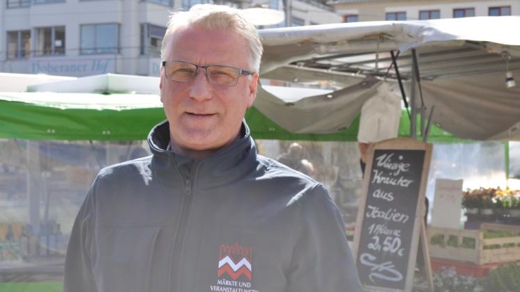 Marktmeister Arno Dannehl kennt die Rostocker Wochenmärkte – hier den auf dem Doberaner Platz – aus dem Effeff. Er ist auch für die zahlreichen Sondermärkte vor dem Rathaus verantwortlich.  