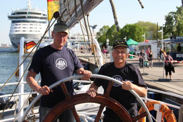Die „Santa Barbara Anna“ ist die Bühne: Skipper Gerd Simonn (l.) und Crew-Mitglied Jürgen Kammer sind stolz auf das Schiff.