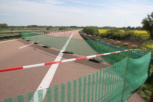 Um die Rehe zu vertreiben, sind die Zäune auf beiden Seiten der Autobahn auf jeweils etwa 40 Metern Länge geöffnet und ein rund drei Kilometer breiter Abschnitt abgesperrt worden. 