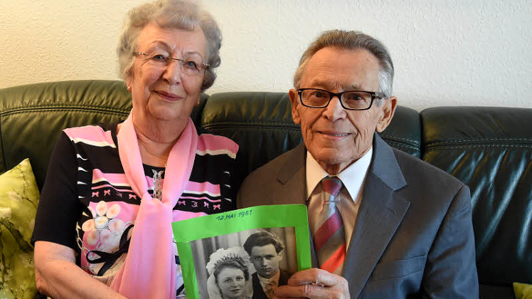 Das Hochzeitsfoto haben sie immer griffbereit: Ursula und Artur Schmidt sind heute auf den Tag genau 65 Jahre verheiratet.