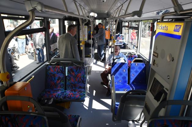 Blick in den Innenraum des Gelenkbusses: Mehr Platz für Kinderwagen und Rollstühle gibt es sowie neue Sicherheitsbügel. Blick in den Innenraum des Gelenkbusses: Mehr Platz für Kinderwagen und Rollstühle gibt es sowie neue Sicherheitsbügel.
