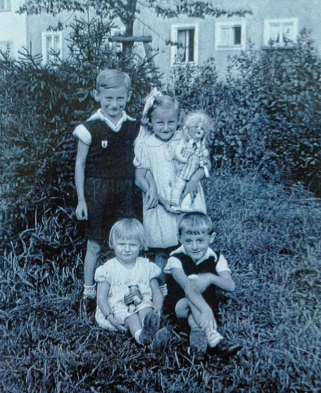 Anton, der Älteste, und die Geschwister Waltraud, Helmut und Brigitte (vorn) vor der Wohnung der Familie in der Ostseestraße 65 im Stadtteil Danzig Langfuhr. Anton, der Älteste, und die Geschwister Waltraud, Helmut und Brigitte (vorn) vor der Wohnung der Familie in der Ostseestraße 65 im Stadtteil Danzig Langfuhr.