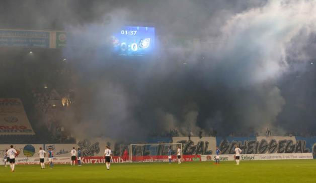 Unter anderem beim Spiel Hansa Rostock gegen Magdeburg am 23. September 2015 im Ostseestadion zündeten Hansa-Fans Pyrotechnik. Unter anderem beim Spiel Hansa Rostock gegen Magdeburg am 23. September 2015 im Ostseestadion zündeten Hansa-Fans Pyrotechnik.