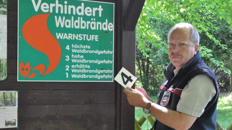 Die Warnstufe auf 4 erhöht: Forstamtsleiter Jörg Harmuth wechselt das Schild aus. 