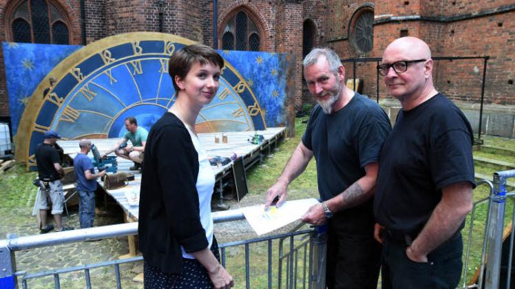 Dramaturgin Julia Kurrek spricht mit den Bühnenarbeitern Volker Facklam und Ulf Schröder weitere Details zur Gestaltung des Dominnenhofes ab.  