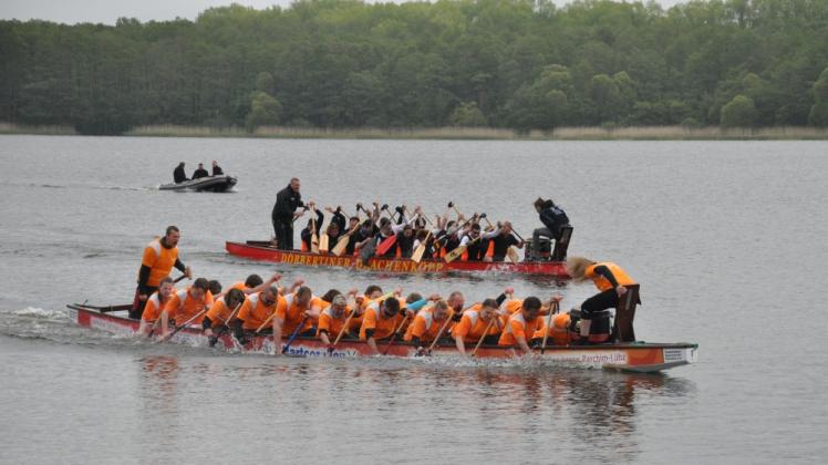 2015 beim 1. Drachenbootfest auf dem Wockersee: Die Parchimer Hartcorallen (vorn) gewinnen ihr erstes Rennen gegen das Boot Sunshine Dragon aus Schwerin.  