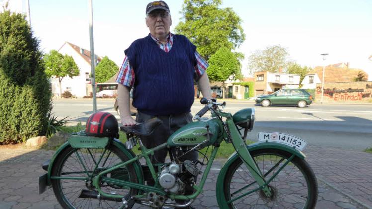 Hans Joachim Roddeck liebt sein „Wanderer“ 1 SP, ein Kleinkraftrad, das 1942 in Chemnitz produziert wurde.  