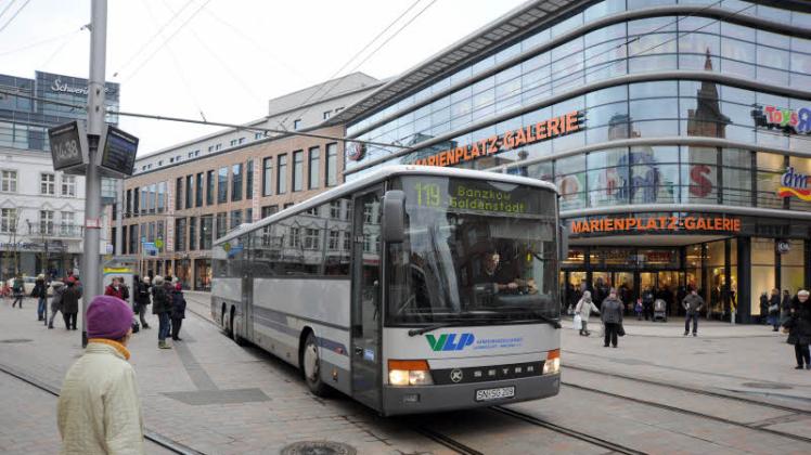 In Schwerin wird seit Monaten über die Busse in der Innenstadt diskutiert. Nur jeder fünfte Bus der Verkehrsgesellschaft Ludwigslust-Parchim sollte noch über den zentralen Platz fahren, so sah es eine Vereinbarung vor. Inzwischen hat sich die Zahl wieder erhöht.  