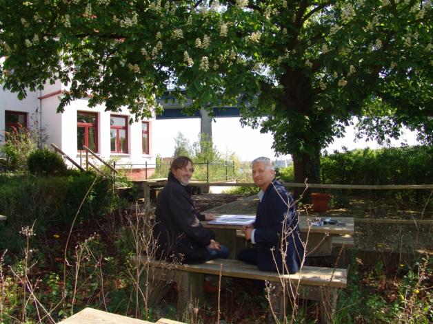 Ortstermin: Architekt Jens Lassen (links) und Projektentwickler Sven Olsen (rechts) wollen der Villa Hoheneck mit ihrem legendären Biergarten wieder zu neuem Glanz verhelfen. Ortstermin: Architekt Jens Lassen (links) und Projektentwickler Sven Olsen (rechts) wollen der Villa Hoheneck mit ihrem legendären Biergarten wieder zu neuem Glanz verhelfen.