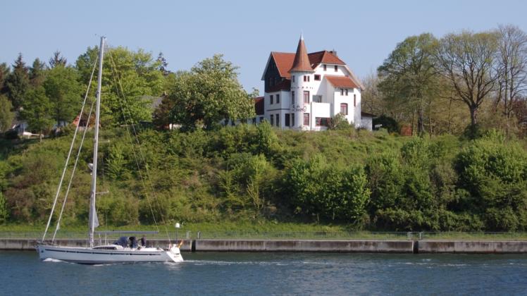Ortsbildprägend erhebt sich das alte Gebäude über den Kanal.  