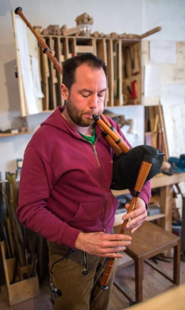 Dudelsackbauer Philipp Gerhardt spielt auf einer selbst gebauten Sackpfeife.  Fotos: Jens Büttner  