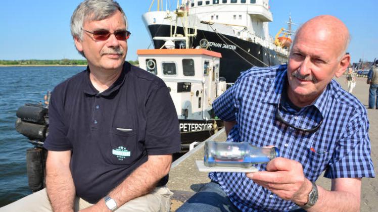 Schiffbautradition liegt Karsten Scheibe (links) und Wolfgang Dethloff am Herzen: Verein Technische Flotte plant Werftzeit für den erneuerungsbedürftigen Küsten- und Hafenschlepper „Petersdorf“. 