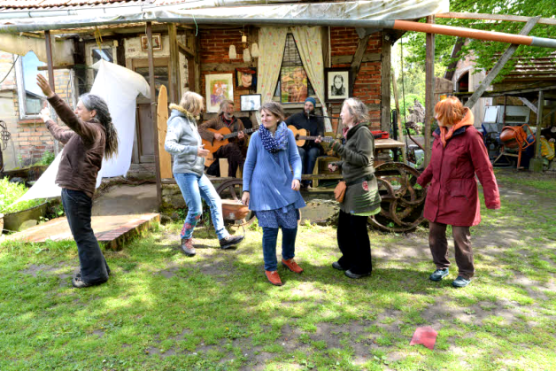 Zur Musik von Roland Zech und Dirk Oberbeck konnte in Löwitz getanzt und gefeiert werden. Fotos: Michael Schmidt Zur Musik von Roland Zech und Dirk Oberbeck konnte in Löwitz getanzt und gefeiert werden. Fotos: Michael Schmidt