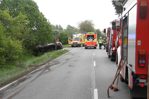 Schwerer Unfall beim Überholen auf B 103 bei Dummerstorf: Mercedes fliegt nach Kollision durch die Luft - 3 Verletzte - Augenzeugen sprechen von Mercedes-Rennen