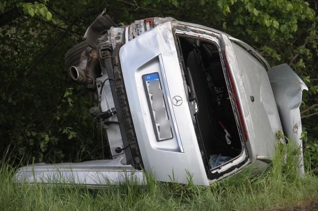 Schwerer Unfall beim Überholen auf B 103 bei Dummerstorf: Mercedes fliegt nach Kollision durch die Luft - 3 Verletzte - Augenzeugen sprechen von Mercedes-Rennen