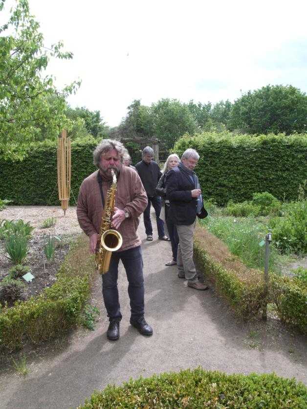 Warnfried Altmann begleitete die Vernissage auf Saxophon und Maultrommel. „Kommissar“ Wolfgang Winkler lauscht konzentriert