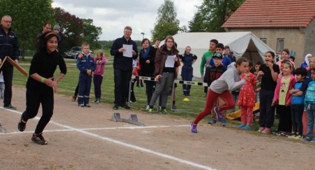 Sara Ghmid (l.) trat im 60-Meter-Lauf gegen Pauline Schwanbeck a. Fotos: Sieglinde Seidel 