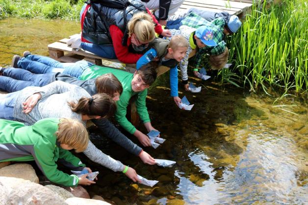 Die jüngsten Besucher nutzten den neu gebauten Wäschesteg für kleine Bootsrennen. Die jüngsten Besucher nutzten den neu gebauten Wäschesteg für kleine Bootsrennen.