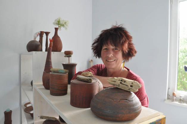 Einen Einblick in ihr Schaffen gewährt Heike Hünniger in Rövershagen. Die diplomierte Keramikdesignerin kombiniert unter anderem Strukturkeramik mit anderen Mateialien wie Holz.