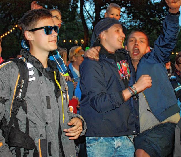 Jubelnde Zuschauer: Kievan Flatt, Laurie Luck und Ole Wandtke aus Rövershagen feiern die große Schlagerparty auf der Pfingstfete in Markgrafenheide. Jubelnde Zuschauer: Kievan Flatt, Laurie Luck und Ole Wandtke aus Rövershagen feiern die große Schlagerparty auf der Pfingstfete in Markgrafenheide.