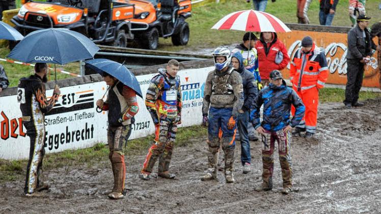 Hier geht nichts mehr: Die Fahrer begutachten nach dem heftigen Regenguss den Streckenzustand bei Start und Ziel.  Fotos: Ralf Dreier 