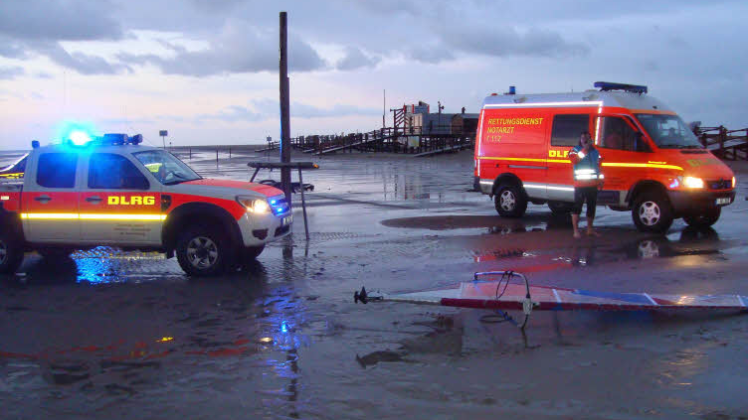 Ein Windsurfsegel löst Suchaktion der Einsatzkräfte von DLRG, Feuerwehr und Rettungsdienst aus.  