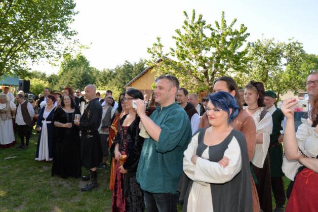 Eine solche Hochzeitsgesellschaft ist wohl nur auf sehr wenigen Hochzeiten zu erleben und zu bestaunen. Eine solche Hochzeitsgesellschaft ist wohl nur auf sehr wenigen Hochzeiten zu erleben und zu bestaunen.