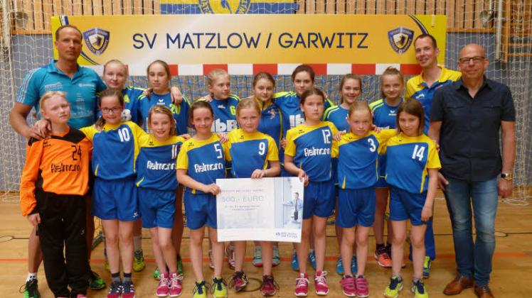Die Matzlower Handballerinnen zeigen stolz den Scheck, rechts Sponsor Dirk Ostermann. 