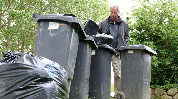 Auch gestern Vormittag quollen die Abfallbehälter vor lauter Müll über. „Ein Ärgernis“, so Bürgermeister Wolfgang Reetz.  