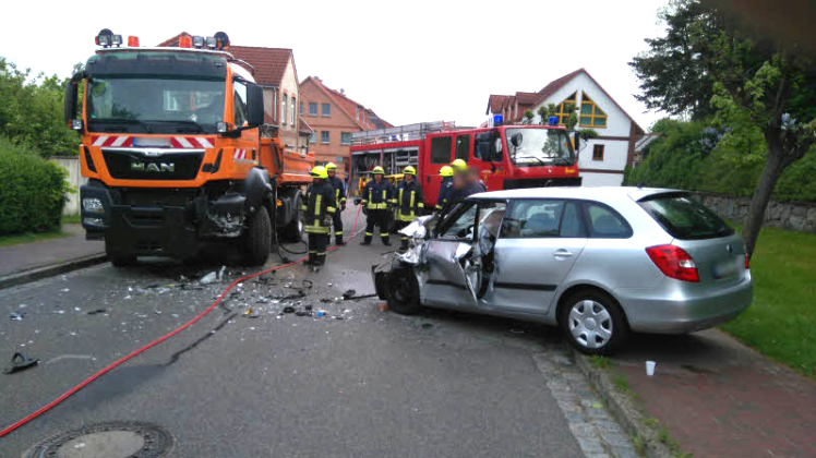 Die Schweriner Straße in Brüel war gestern Vormittag wegen eines Verkehrsunfalls über dreieinhalb Stunden lang voll gesperrt.   
