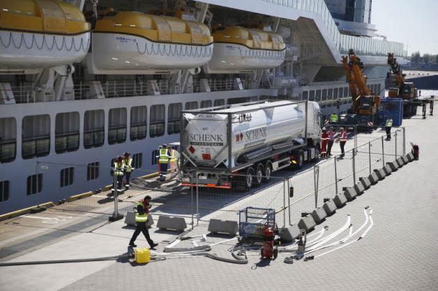 Testlauf für die LNG-Versorgung der „Aidaprima “ Anfang Mai in Hamburg. Es war das erste Kreuzfahrtschiff, das dort im Hafen umweltfreundlich mit Flüssigerdgas versorgt wurde.  Fotos: Aida. rfra 