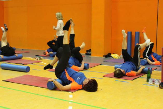 Beim Training mit den Pilatis-Rollen ist die Kräftigung der Muskeln am ganzen Körper möglich. Fotos: Jana Egg-Fleischer 