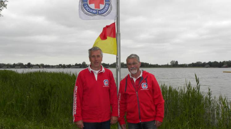Sie gehören zum Inselsee wie das Wasser: Wachleiter Christian Möller (l.) und Burkhard Passehl. 