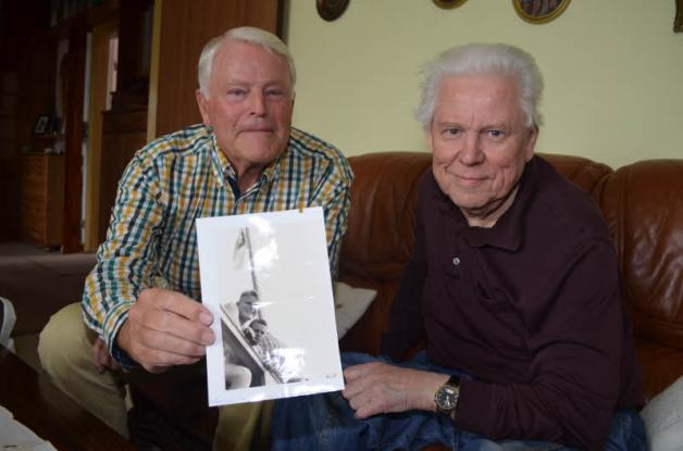 Klaus-Dieter Droste (l.) und Dietmar Zemke halten das Foto in den Händen, das sie als 17-Jährige 1957 auf dem Rettungsturm am Inselsee zeigt. 