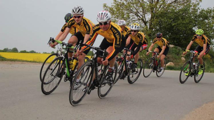 Eine Trainingsgruppe des Radsport Teams Lübeck inspizierte schon mal den 8,4 Kilometer langen Rundkurs um Rieps. 