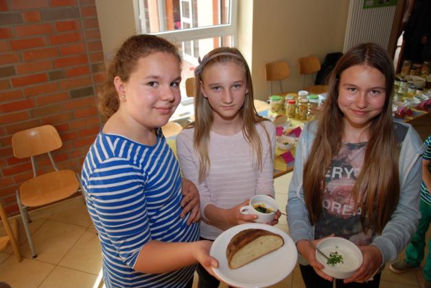 Pia, Melina und Helene (v. l.) boten griechische Speisen an.