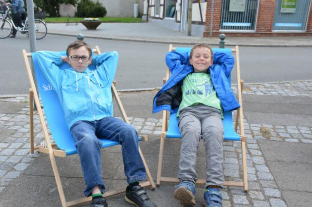 John (9) und Noah (7) Schneider aus Hagenow machten es sich erstmal auf den Sonnenstühlen gemütlich.  