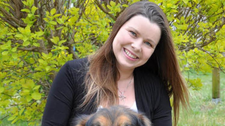 Kristin Roock ist gern mit ihrem Hund in der Natur.  